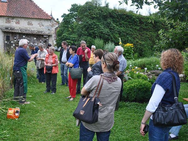 Führung im Kräutergarten